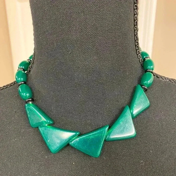 Jewelry - GREEN CHOKER 17" NECKLACE.